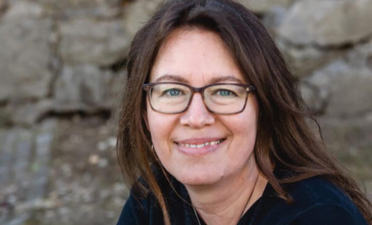 Jutta Leskovar stellt ihren Debutroman vor. (Foto: Gmeiner-Verlag)