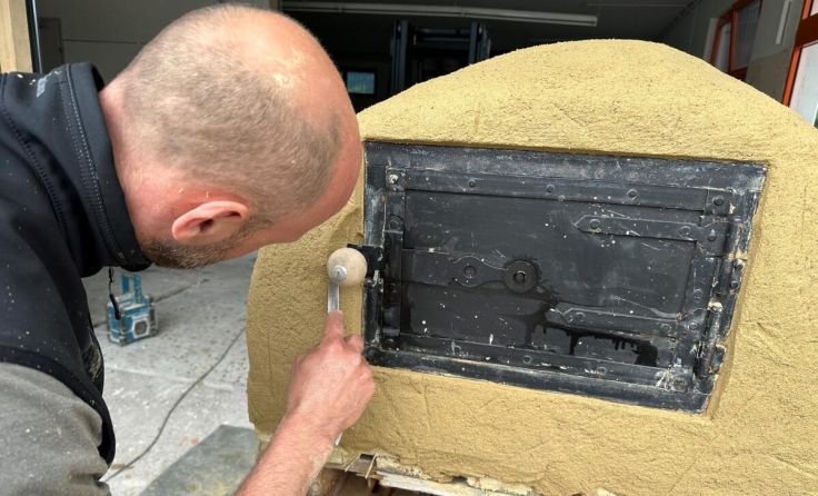 Bei der Sonderausstellung wird live ein Lehmofen gebaut. (Foto: Danie Rainer)