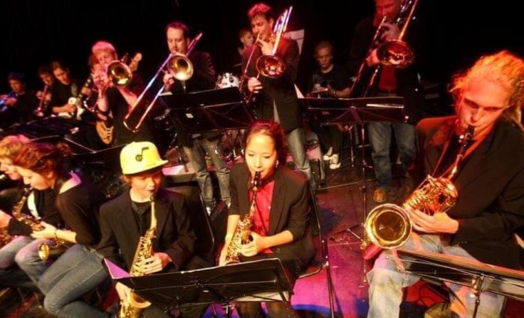 Die "Black Street Big Band" steht in Nußdorf auf der Bühne. (Foto: Musikum)