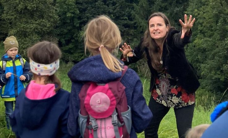 Claudia Edermayer führt auf spielerische Weise durch die Gartenzeit (Foto: Claudia Edermayer)