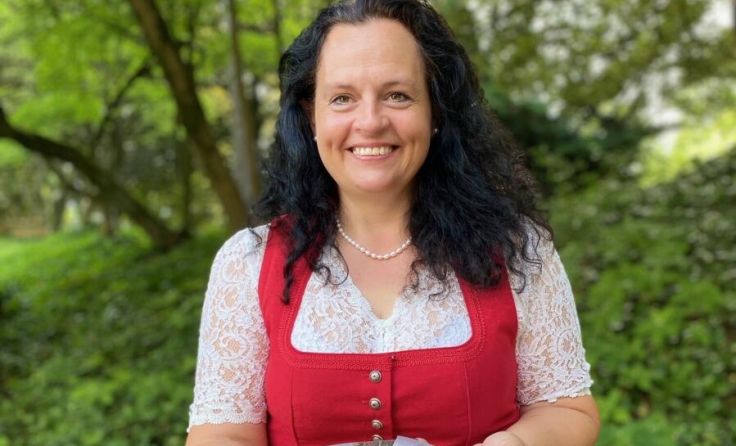 Landesbäuerin Johanna Haider mit der neuen Jausenzeit-Broschüre. (Foto: OÖ Bauernbund)