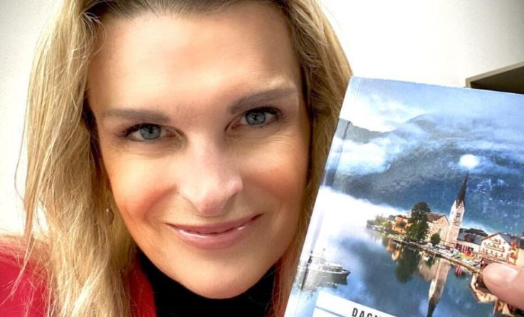 Dagmar Hager mit ihrem Werk. (Foto: privat)