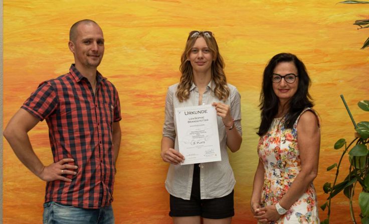 vlnr. Ing. Dipl. Päd. Franz Höblinger, Lea-Sophie Brandstetter, Schulleiterin Maria Reindl