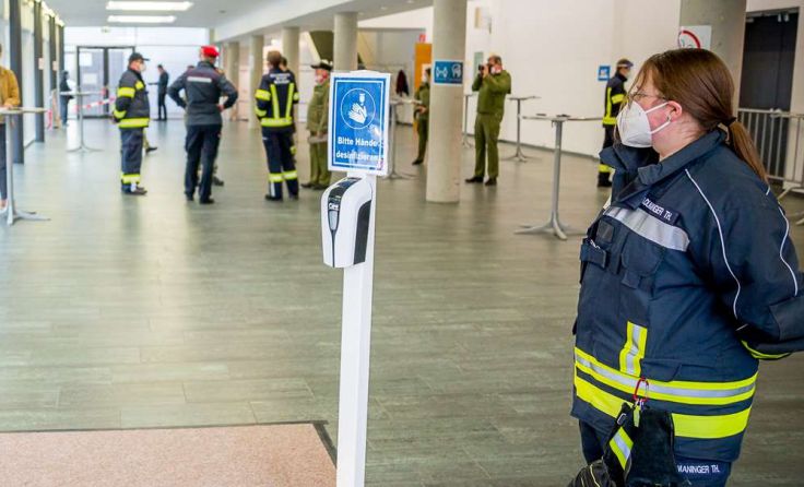 Feuerwehr-Mitglieder im Einsatz zur Bekämpfung der Covid-Pandemie (Foto: Gerald B. - Photography)