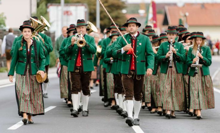 Der Umzug ins Festzelt wurde von der Musikkapelle Burgkirchen umrahmt. (Fotos: Julia Gradinger)