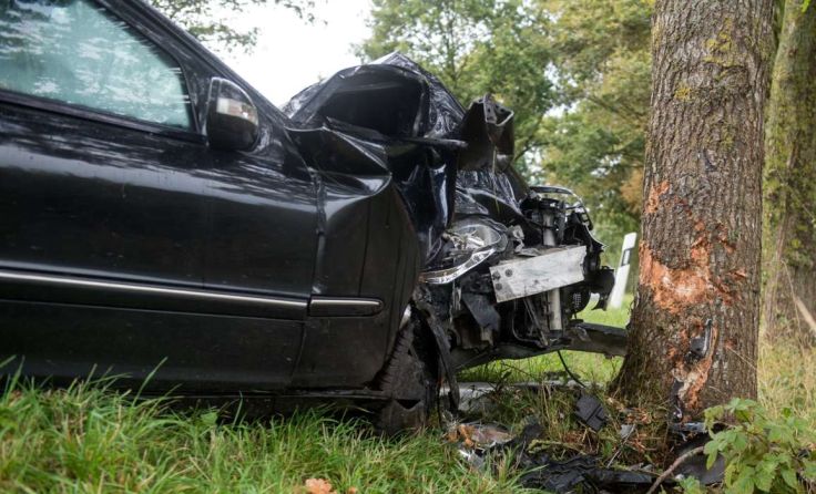 Auto gegen Baum geprallt: Lenkerin schwerverletzt