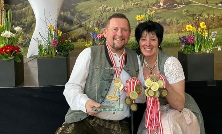 Josef und Claudia Dicker mit ihren Auszeichnungen (Foto: privat)