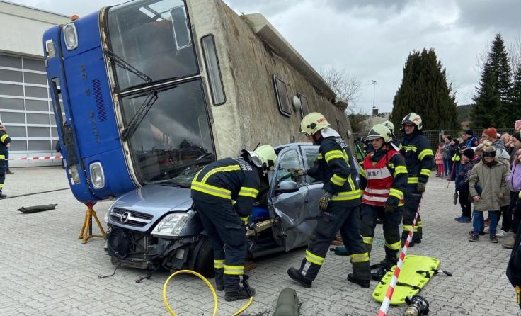 Geübt wurde ein Verkehrsunfall mit eingeklemmten Personen. (Foto: Tips/Antlinger)
