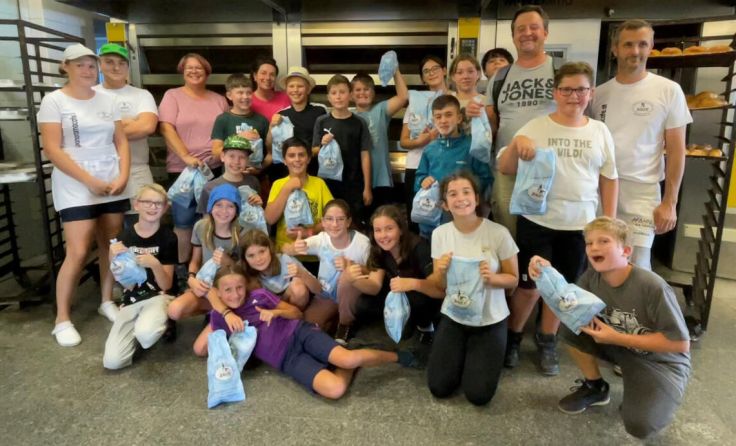Die Schüler freuten sich über ihr selbst gebackenes Gebäck (Foto: digiTNMS Hofkirchen)