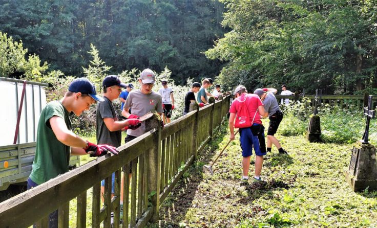 Die Jugendmitglieder widmeten sich in den Ferien der Denkmalpflege (Foto: LFK OÖ)
