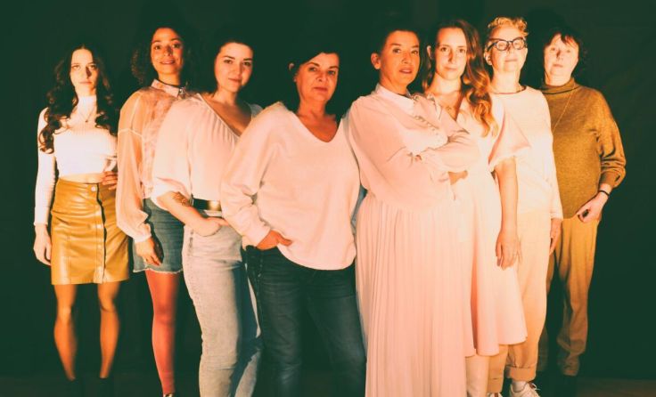 Das Jubiläumsjahr startet mit der Kriminalkomödie "Acht Frauen". (Foto: bauhoftheater Braunau)