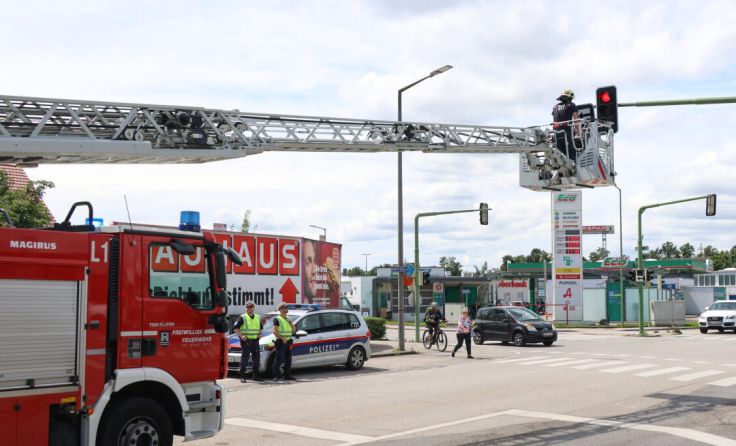 Die Feuerwehr entfernte die lockere Zusatztafel. (Foto: laumat/Matthias Lauber)