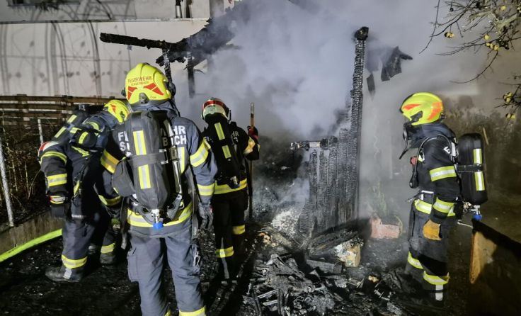 Drei Feuerwehren standen bei dem Vollbrand im Einsatz. (Foto: Feuerwehr Schweinbach)
