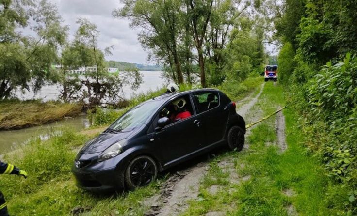 Dieser Pkw rutschte über einen Hang ab. (Foto: FF Enns)