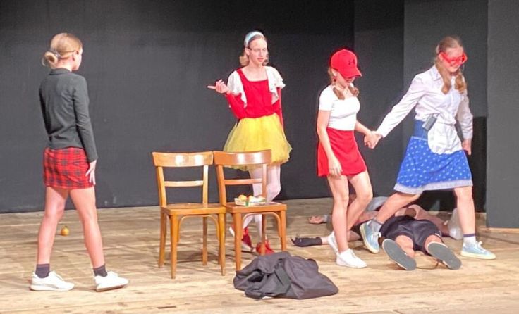 Die jungen Schauspielschüler zeigten ihr Talent auf der Bühne. (Foto: Stadlmayer)