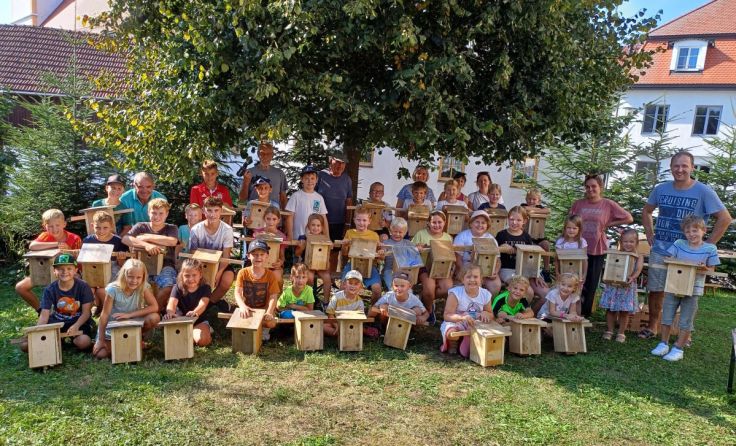 33 Nachwuchs-Handwerker zimmerten Nistkästen. (Foto: Gemeinde Diersbach)