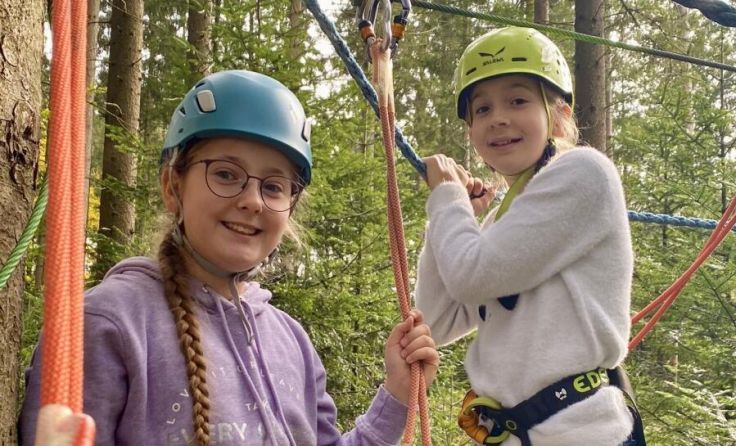 Im Hochseilklettergarten wurden gemeinsam Höhenängste überwunden. (Foto: Gymnasium Braunau)