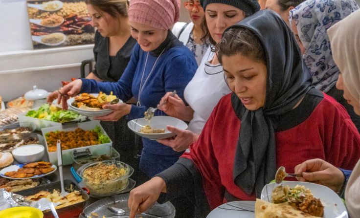 Gemeinsam kochen und genießen (Foto: ZIMT)