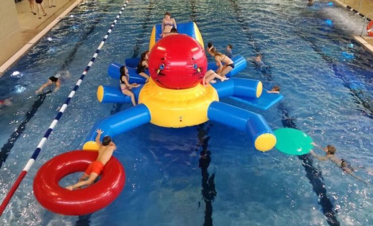 Jeden Samstag gibt es Spiel und Spaß für kleine Wasserratten. (Foto: Martin Blum)