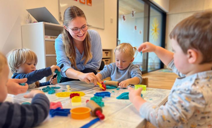 Helene Lettner mit den Kids (Foto: Hargassner)