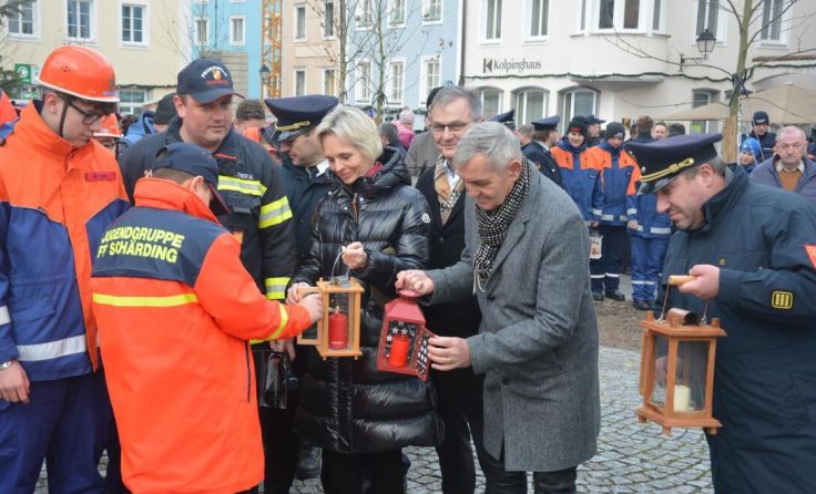 Bei der Friedenslichtübergabe (Foto: FF Schärding)