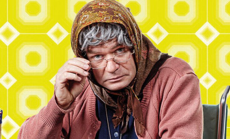 Markus Hirtler steht als Ermi-Oma auf der Bühne. (Foto: Markus Hirtler)