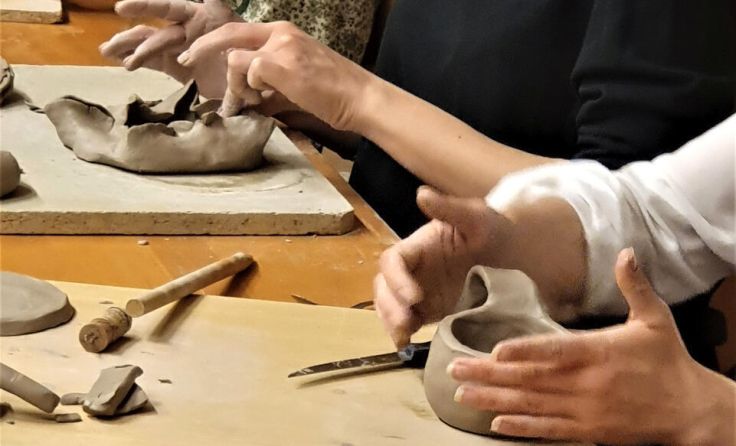 Gemeinsam töpfern lernen. (Foto: ZIMT Braunau)