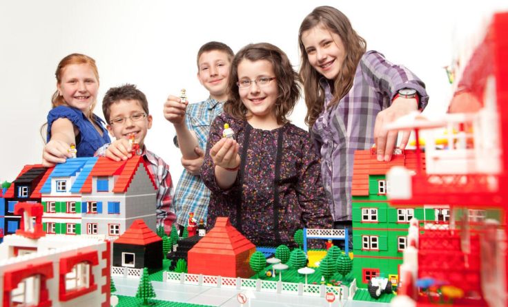 Kinder bauen gemeinsam eine Stadt aus LEGO. (Foto: Balz Kubli)