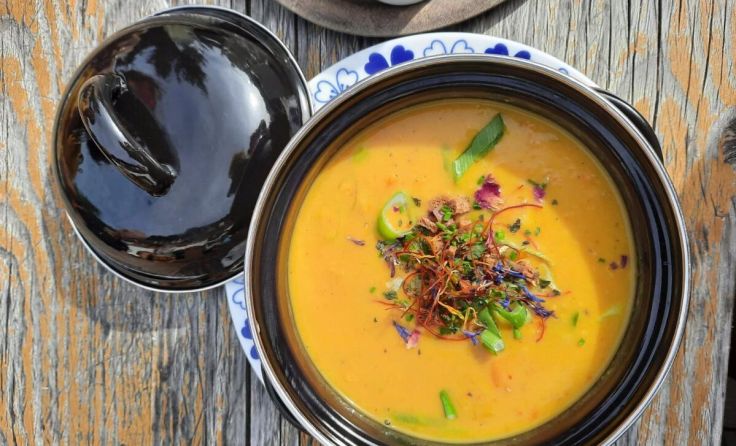 Veganes Curry wird gekocht. (Foto: ZIMT)