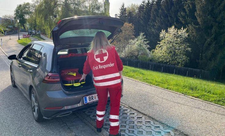 Diese First Responderin hat den Rucksack immer "an der Frau". (Foto: RK/LV OÖ)