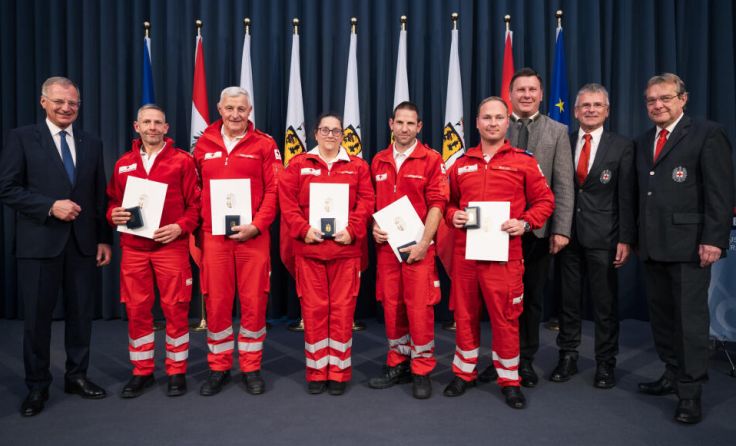 Diese fünf Rot-Kreuz-Mitarbeiter wurden für ihren Einsatz geehrt. (Foto: Land OÖ, MM)