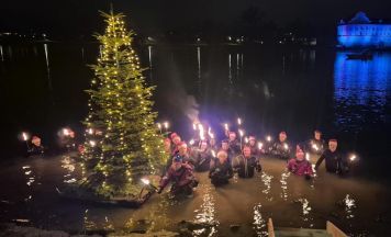 Traditionelles Christbaumschwimmen am Inn begeisterte in Schärding