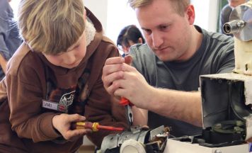 Startschuss für den neuen Standort des Braunauer Repair Cafés im Ausbildungszentrum ABZ