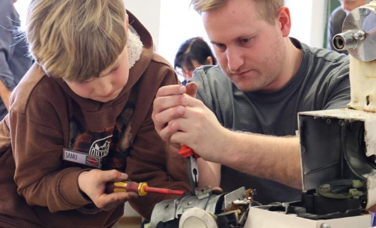 Auch die Kleinsten helfen beim Reparieren mit. (Foto: Umwelt Profis Braunau)
