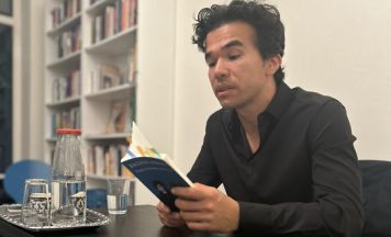 Autor und Schauspieler Bagher Ahmadi liest aus seinem Buch „Vom Schatten ins Licht“ in Braunau