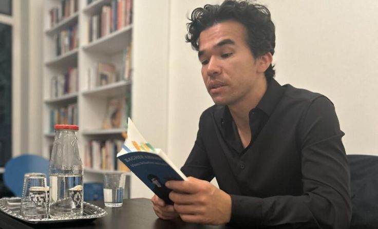 Bagher Ahmadi liest aus seiner autobiografischen Erzählung. (Foto: Bagher Ahmadi/Eigenverlag)