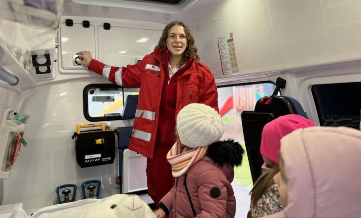 Emely Oberhumer erklärt den Kleinsten den Rettungswagen. (Foto: OÖRK)