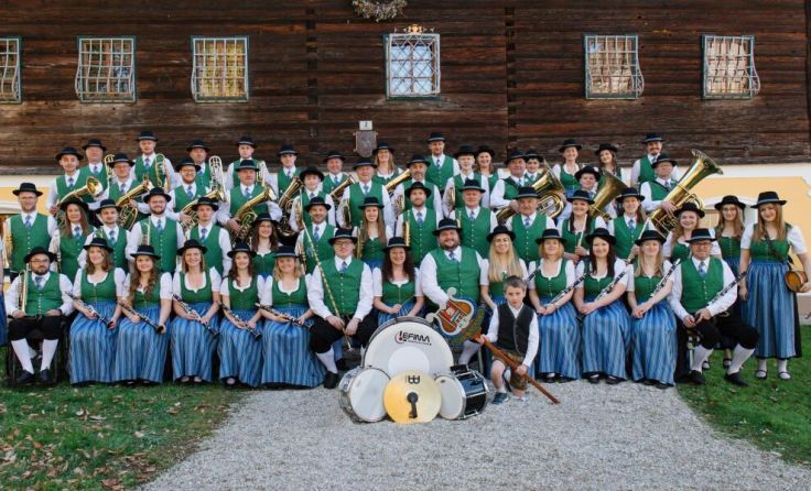 Der Musikverein spielt beim Konzert in seiner neuen Tracht auf. (Foto: MV Rossbach)