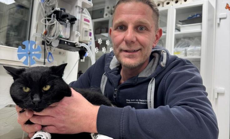 Kater Anubis mit Daniel Eschlböck (Foto: Pfotenhilfe)