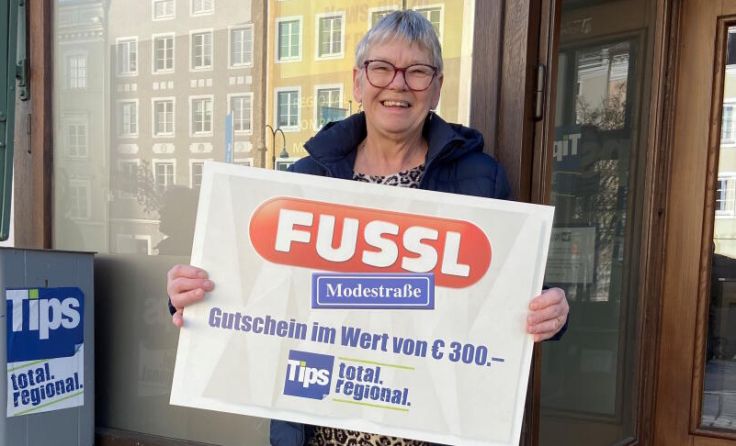 Sieglinde Jakobs wurde in Braunau vom Tips-Glücksengerl überrascht. (Foto: Tips/antlinger)