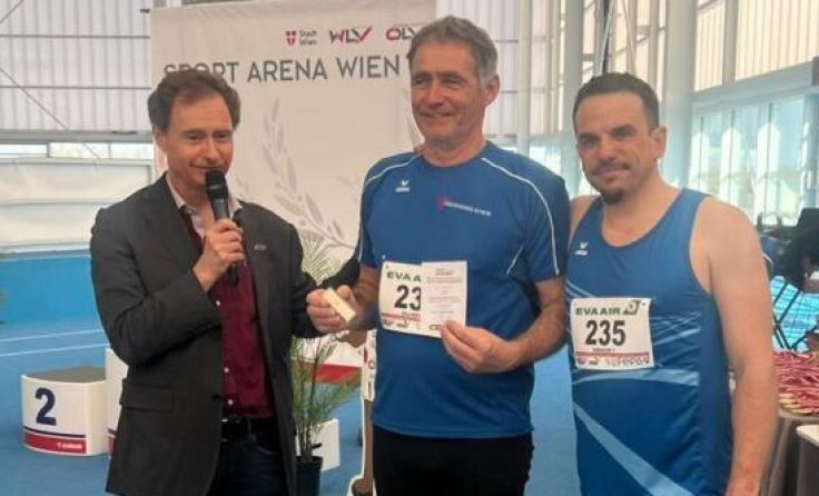 Franz Fellhofer (Mitte) erhielt die Goldene Ehrennadel. (Foto: Turnverein Altheim)