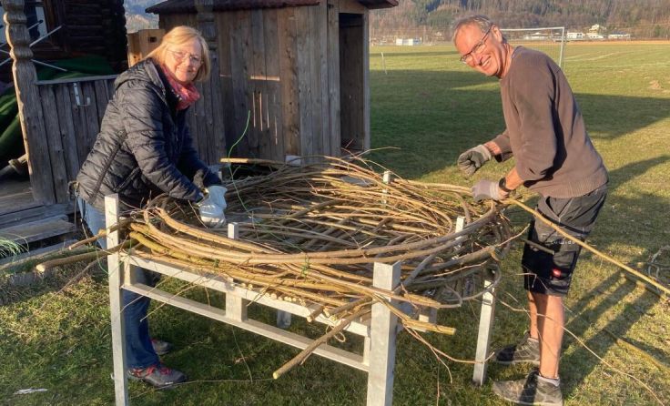 Beim Bau des neuen Storchennestes (Foto: Bürgerinitiative mbi)