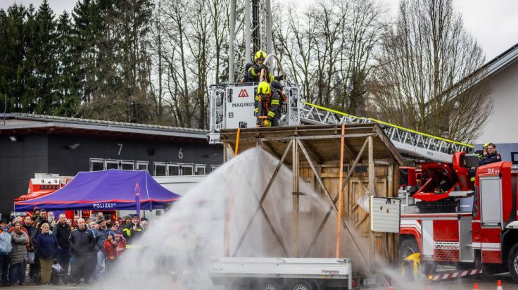 Sicherheitstag am Josefimarkt gab Einblicke in die Zusammenarbeit der Einsatzkräfte