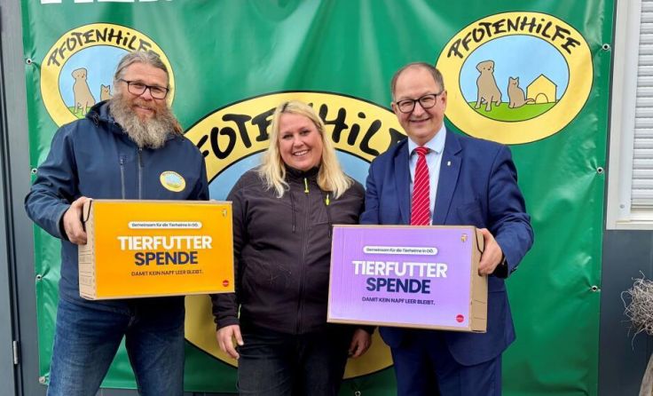 Johanna und Jürgen Stadler (l.) gemeinsam mit Tierschutz-Landesrat Martin Winkler (Foto: Land OÖ)