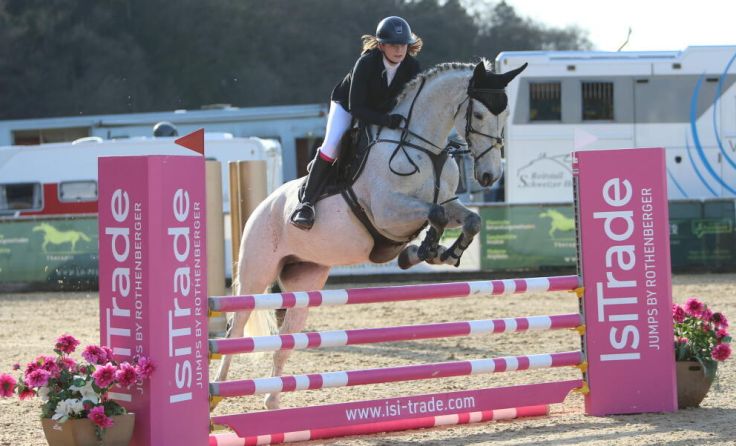 Nachwuchsreiterin Catalina Leitenecker auf Bumble Bee (Foto: Horsepic.at by Brunnmayr)