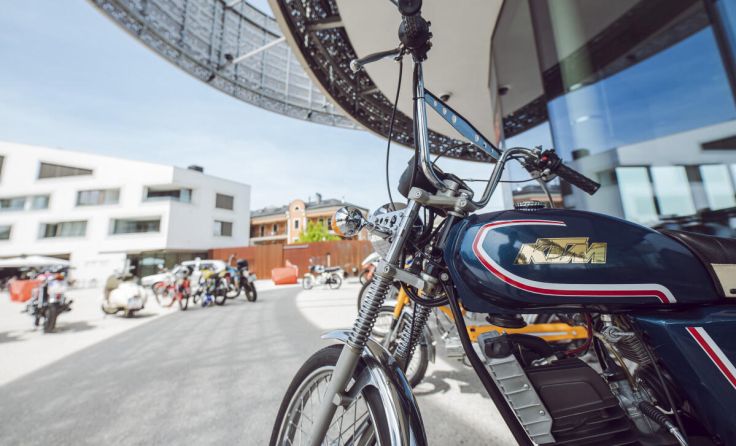 Oldtimer auf zwei und auf vier Rädern sind willkommen. (Foto: KTM)