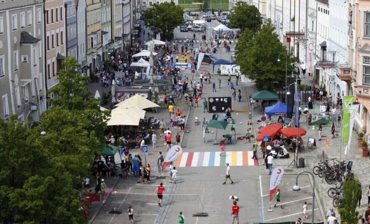 Der Braunauer Stadtplatz verwandelt sich in einen Sportplatz. (Foto: Stadtamt Braunau)