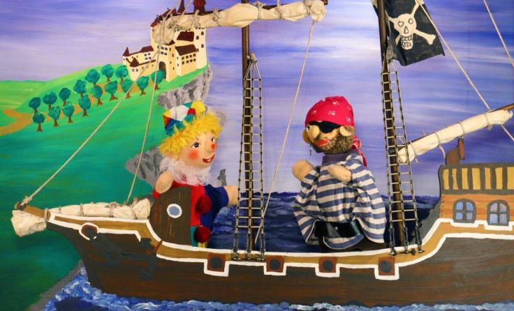 Kasperl begibt sich auf ein Abenteuer an Board. (Foto: Friedburger Puppenbühne)