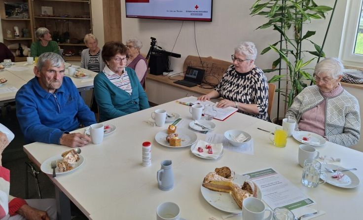 Autorin Adelheid Schwendtner (2.v.r.) mit Besuchern vom Mininger Begegnungscafé (Foto: A. Huber)