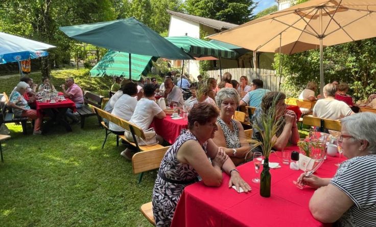 Gemeinsames Frühstück im Klostergarten Maria Schmolln (Foto: EZA-Kreis)